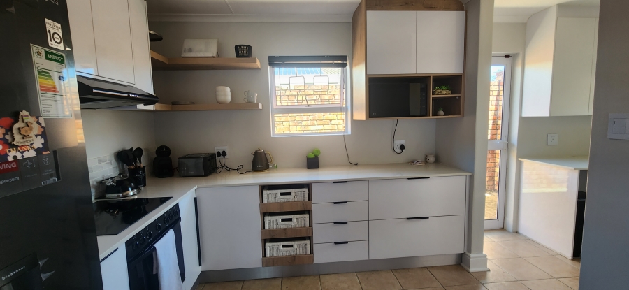 To Let 3 Bedroom Property for Rent in Summerstrand Eastern Cape
